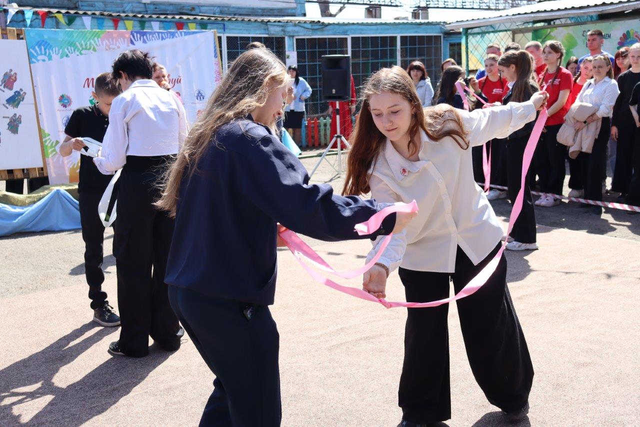 дети завязывают ленту