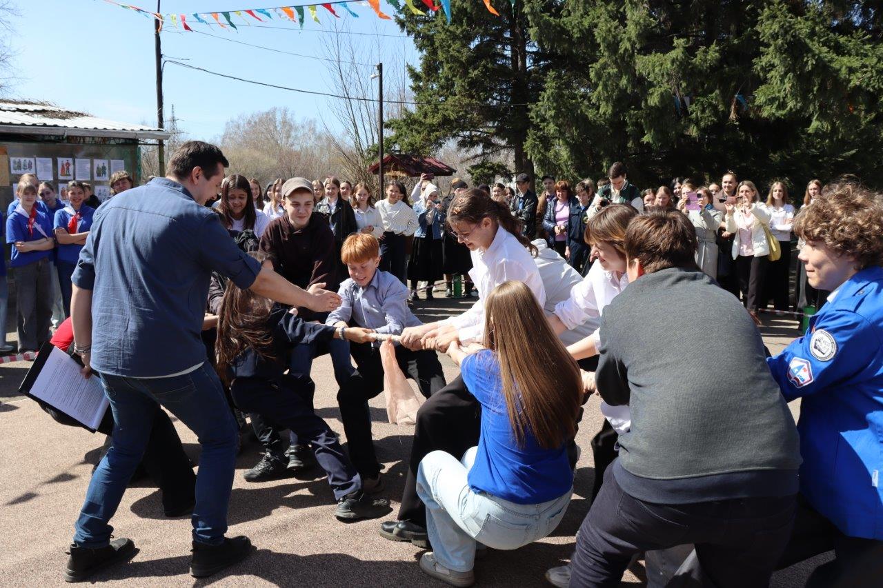 дети перетягивают канат