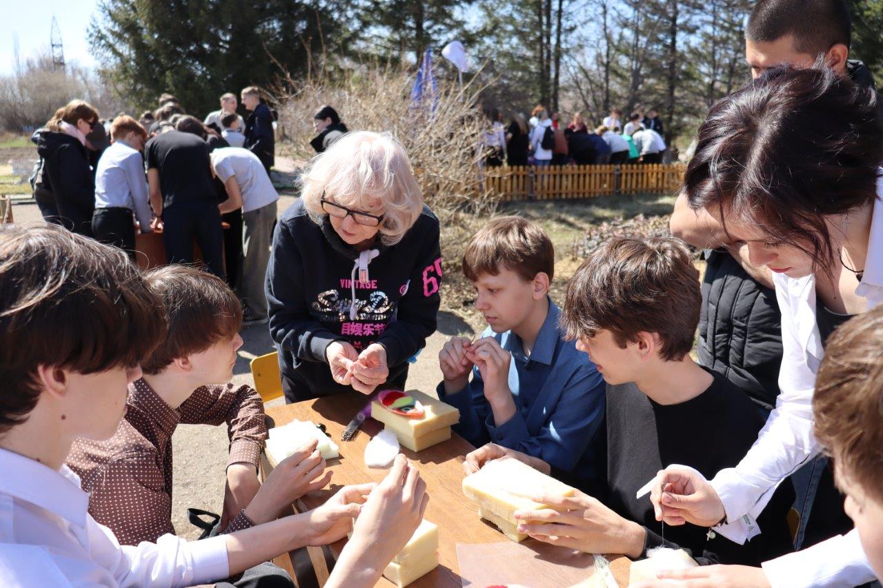 Дети делают поделку