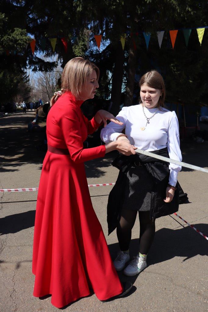 учатся владению казачьим клинком