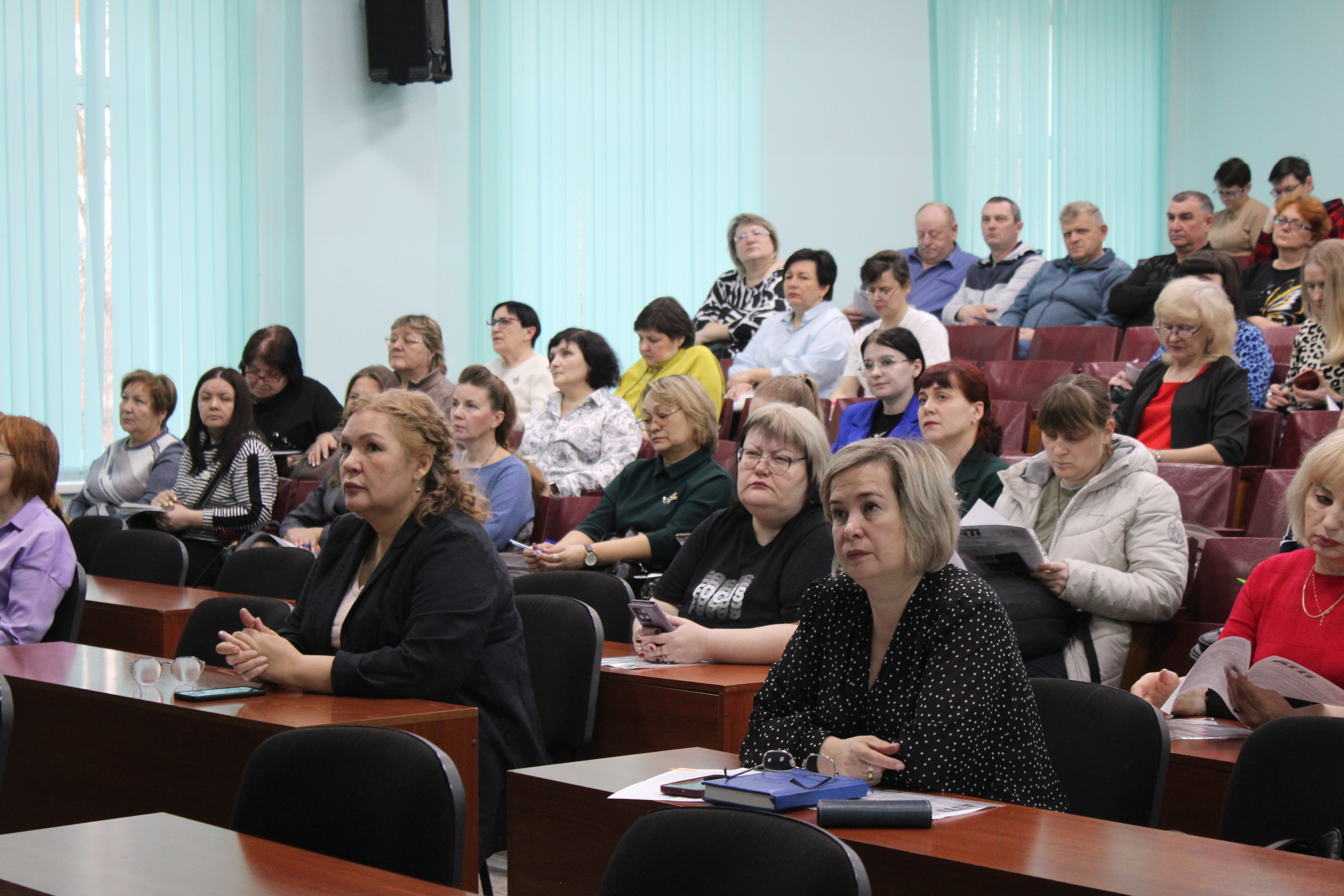 участники семинара в большом зале