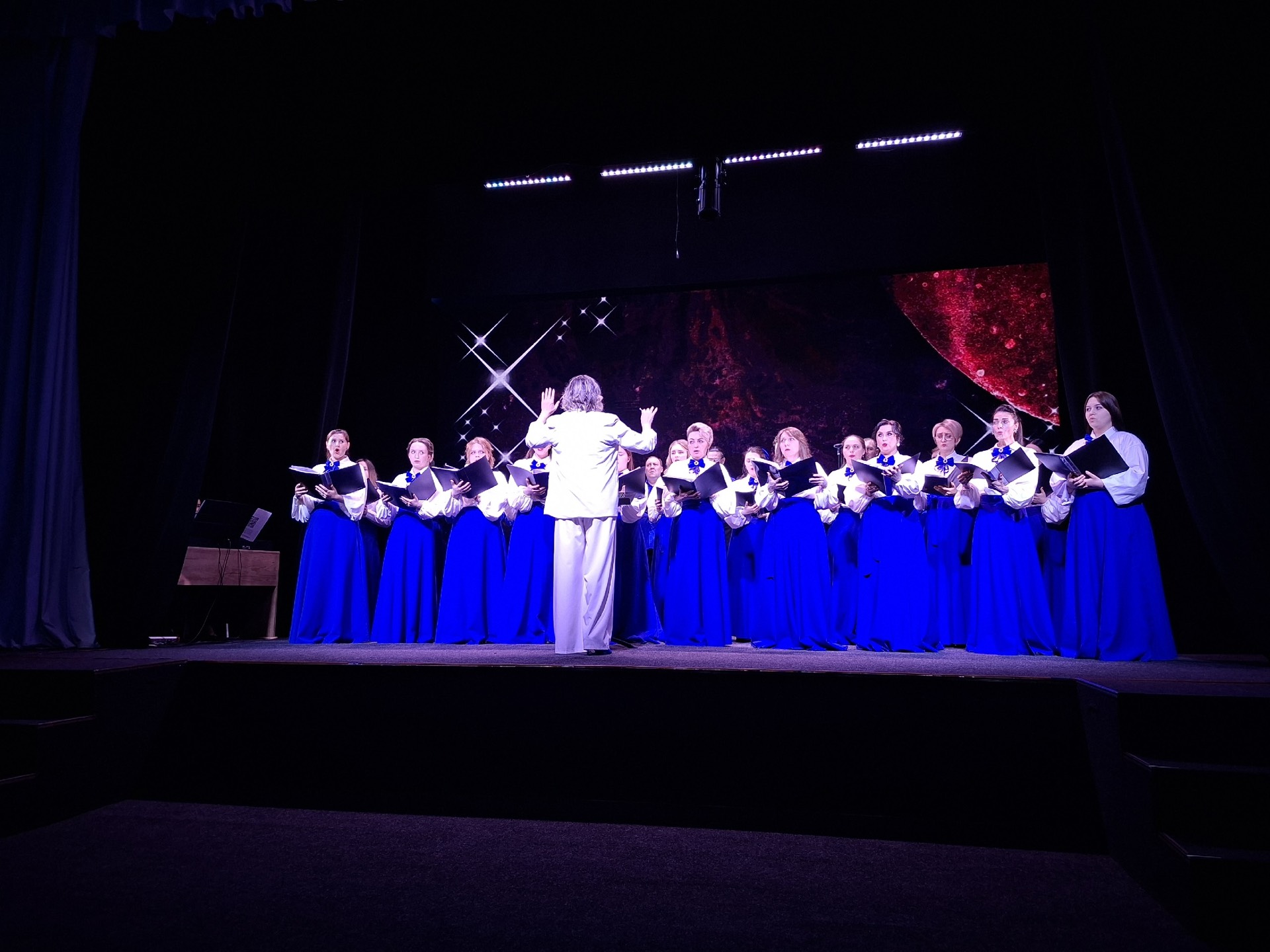 Муниципальный хор поёт