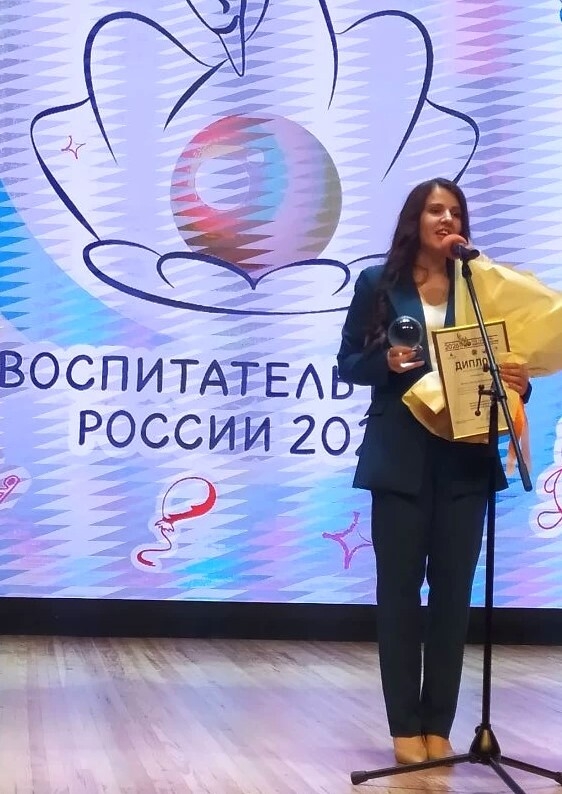 На фото Анастасия Бисник говорит речь