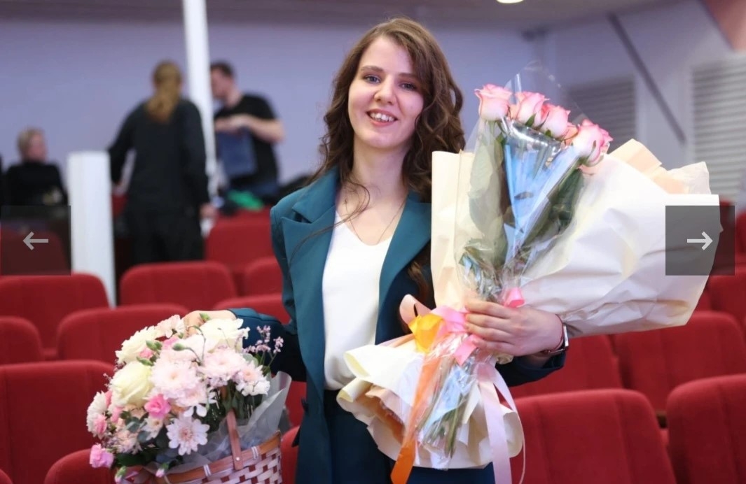 Анастасия Бисник с цветами