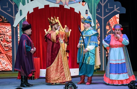 Артисты спектакля на сцене