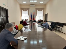 На фото заседание комиссии 