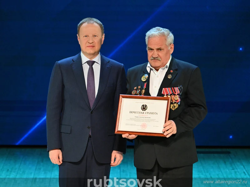 На фото В.П. Томенко и А.Першин