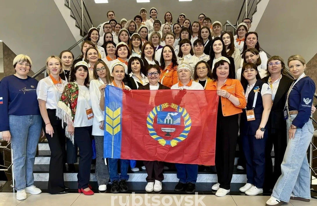 на фото участники форума 