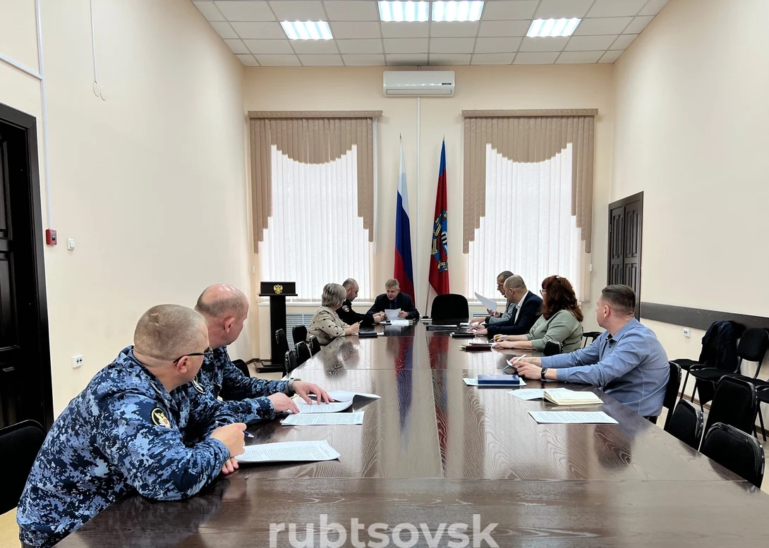 на фото участники заседания комиссии