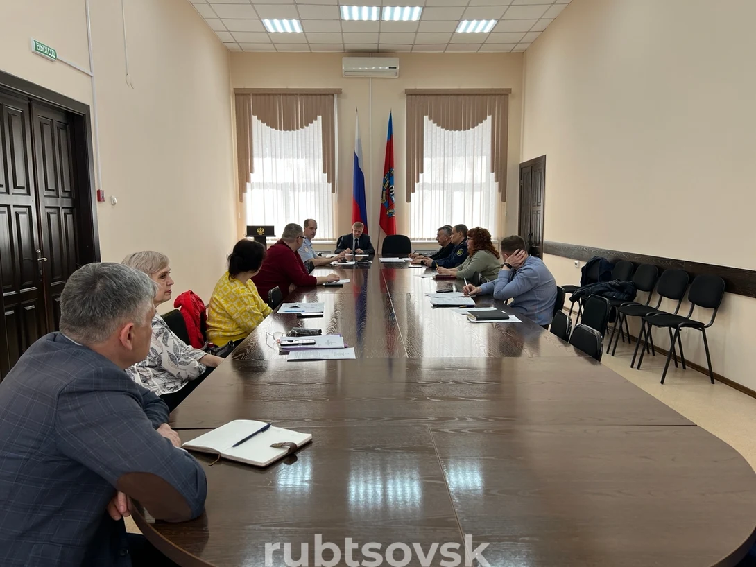 На фото заседание комиссии 