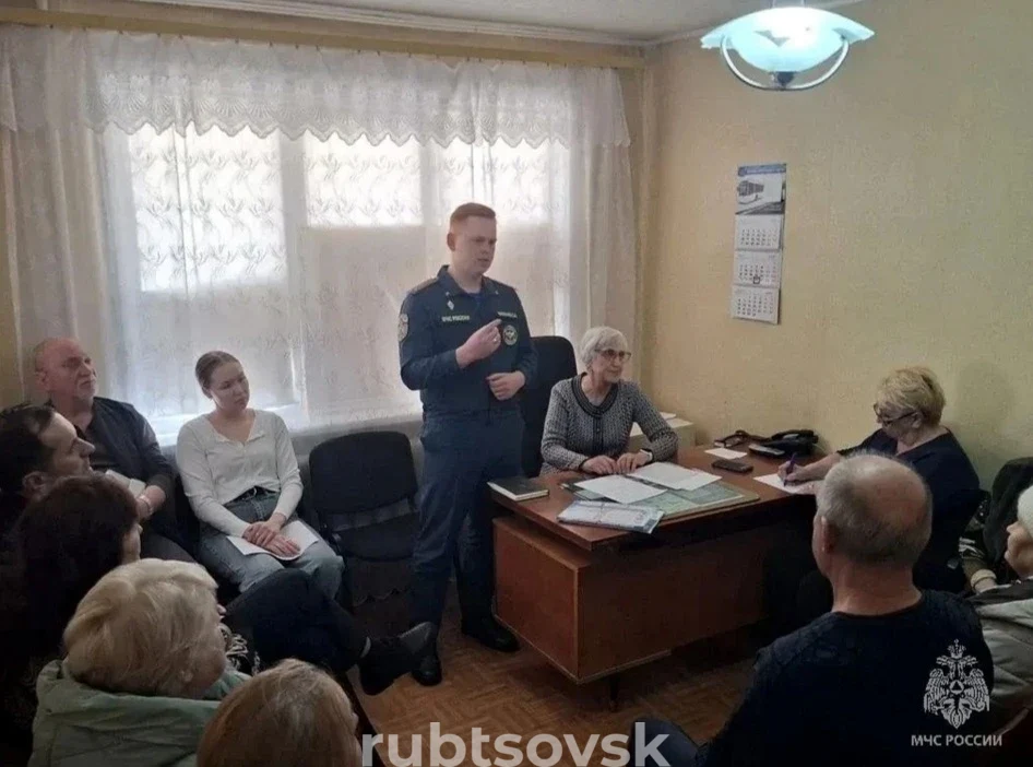 Встреча сотрудника МЧС с населением
