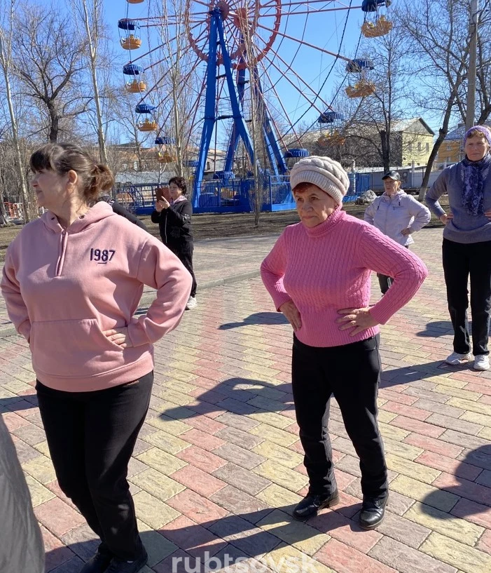 женщины танцуют 