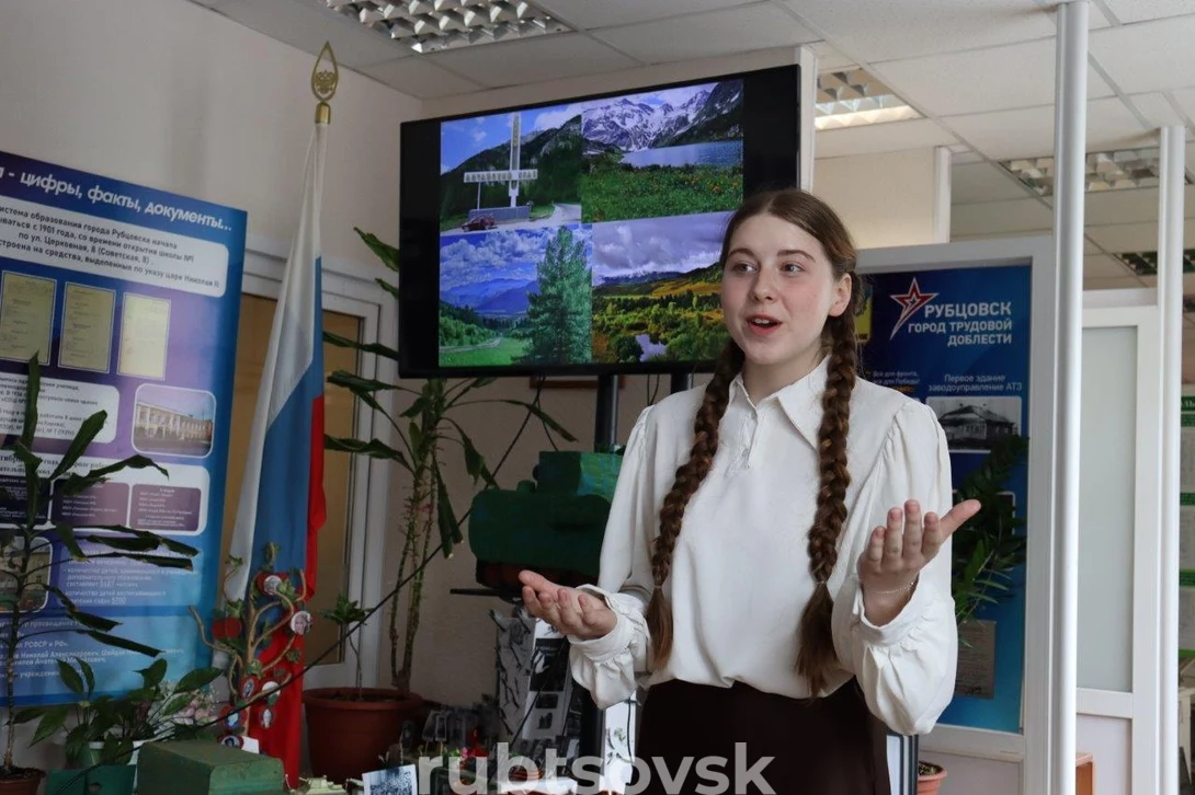 на фото школьница читает стихотворение 