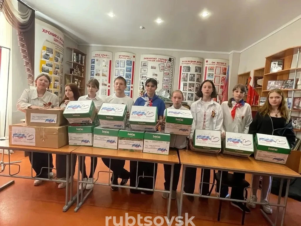 дети с посылками 