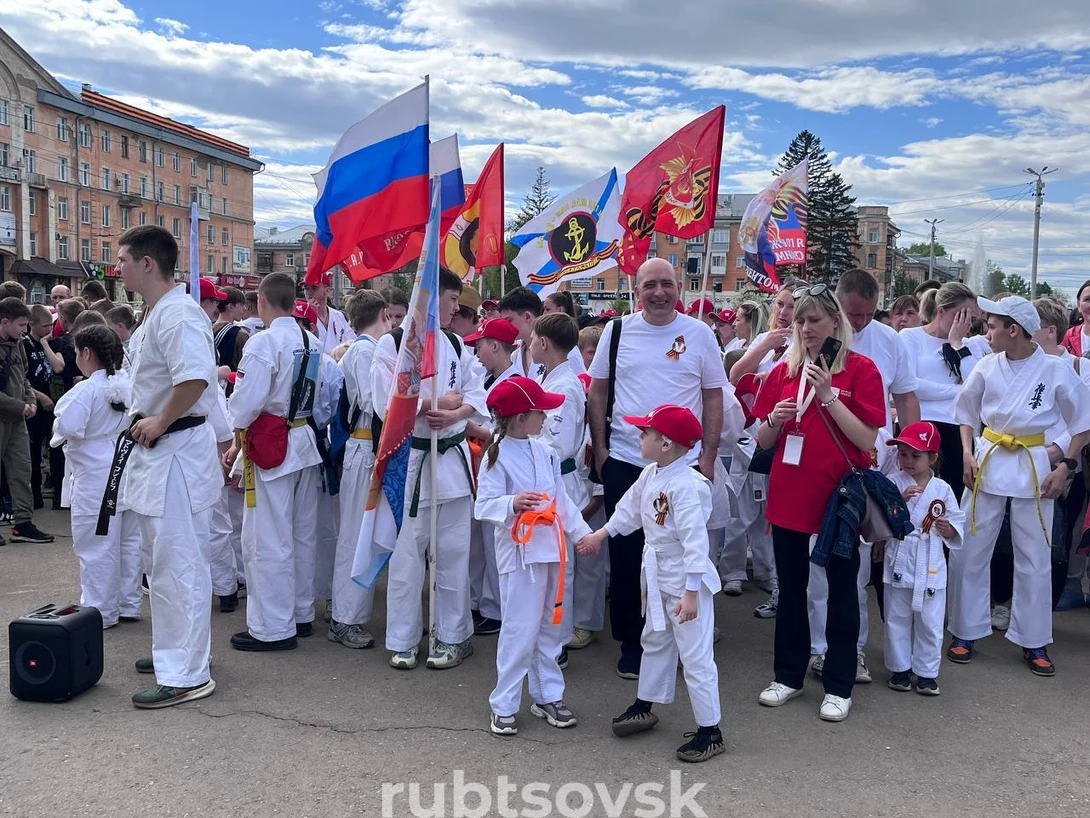 Дети на площади им. Ленина