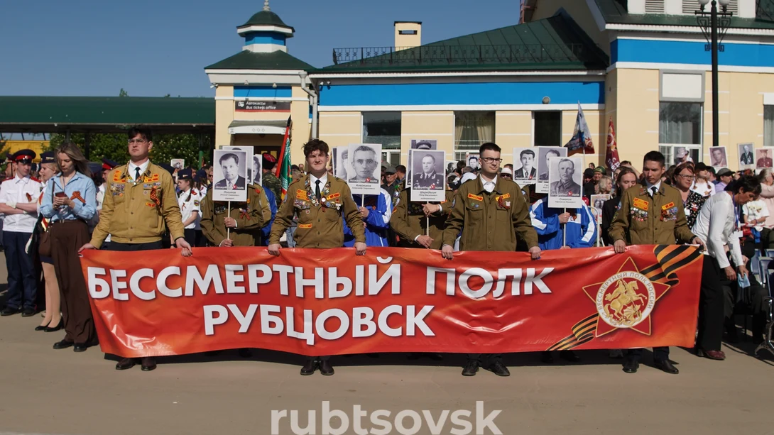 Бессмертный полк на привокзальной площади 
