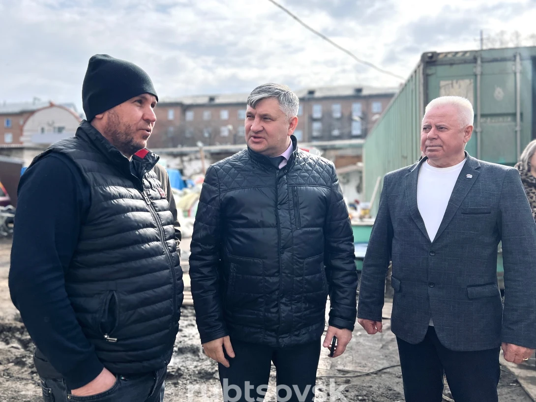 на фото Игорь Алексеевич Башмаков и представитель подрядной организации 