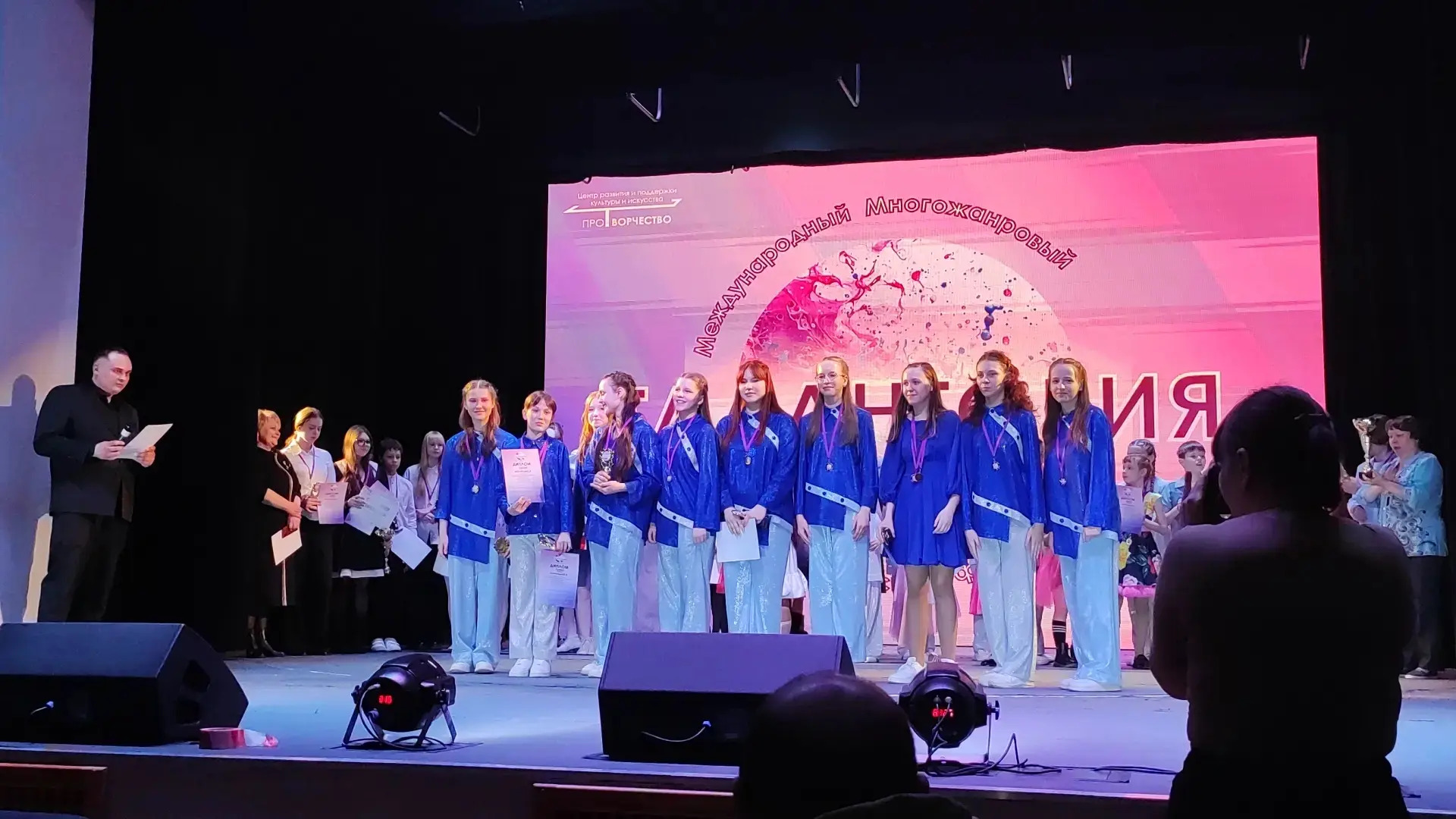 Дети на сцене