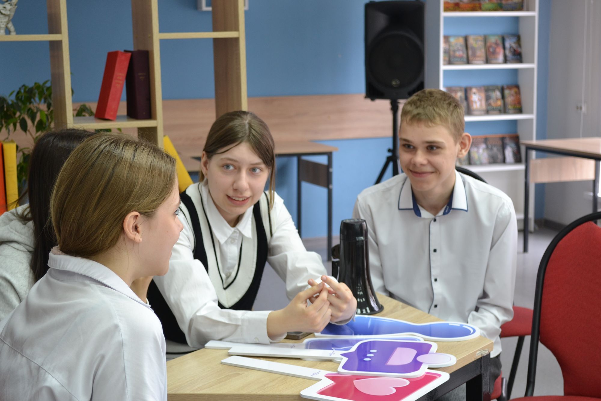 дети за столом играют