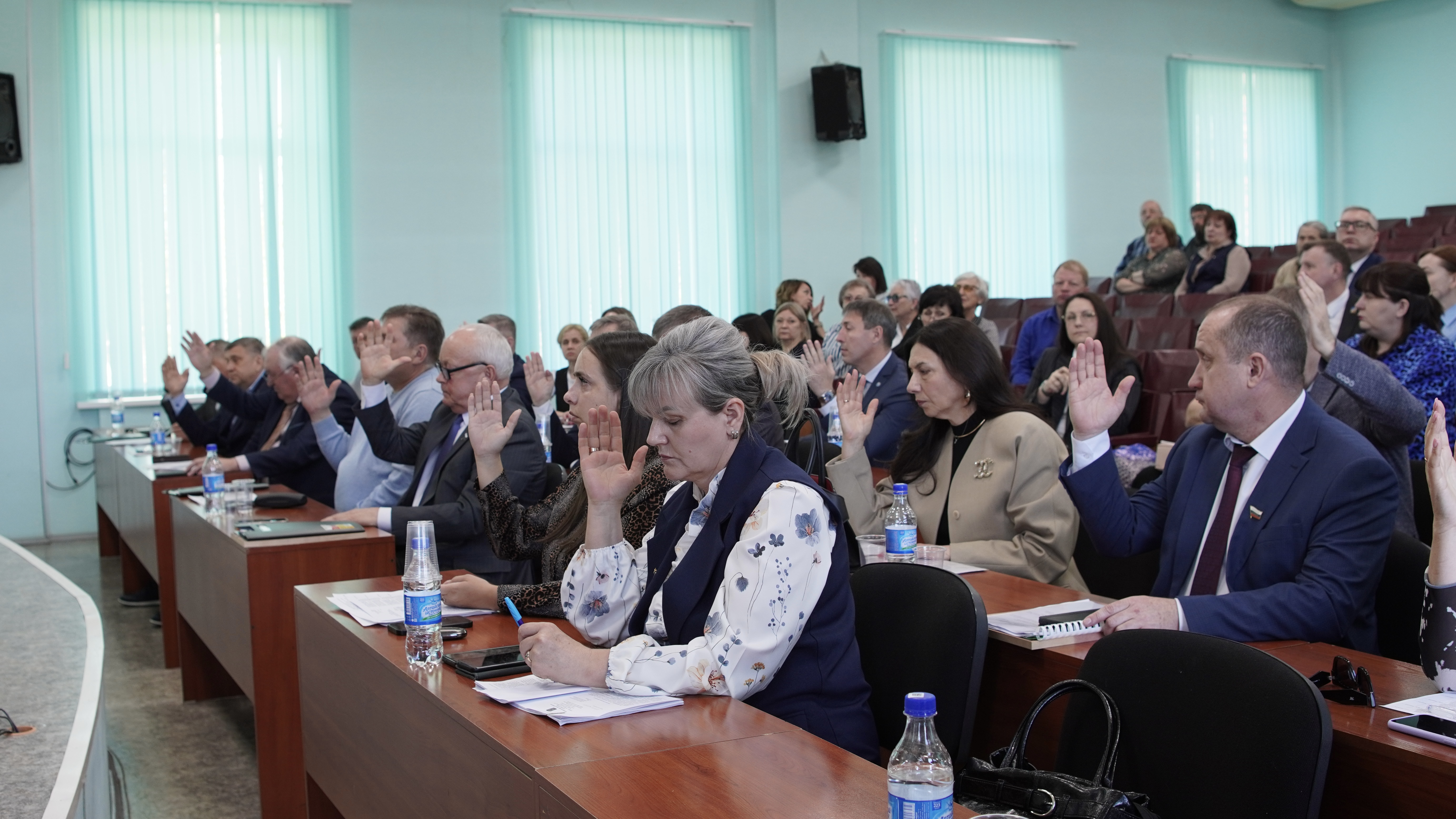 депутаты голосуют