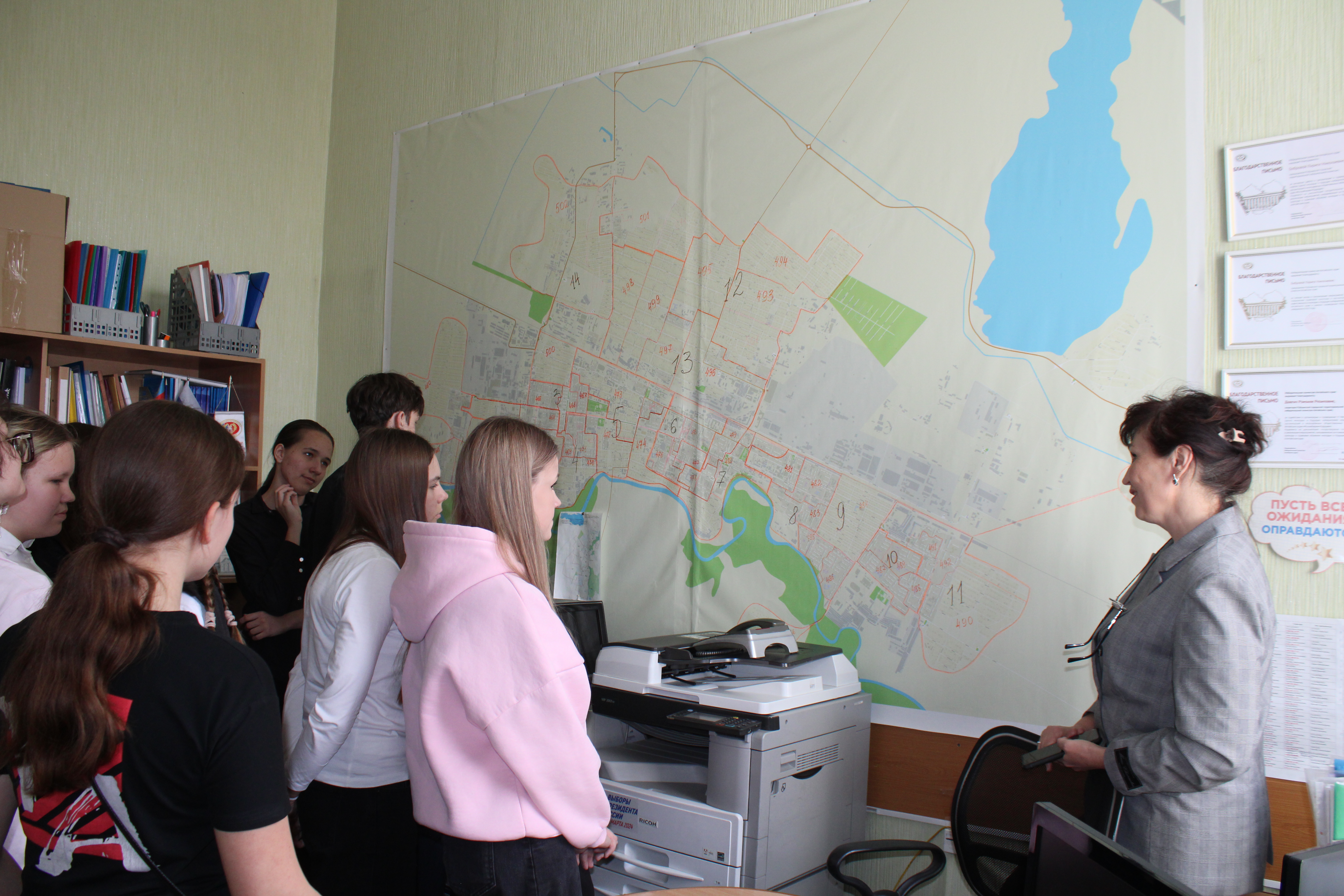 дети в кабинете избирательной комиссии