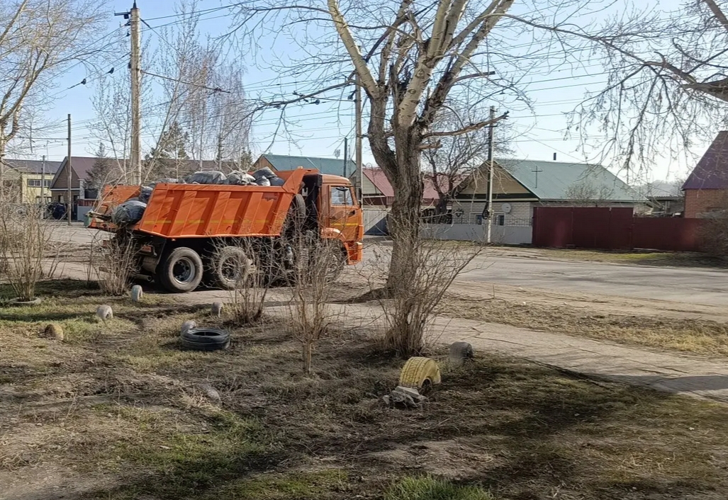 камаз вывозит мусор