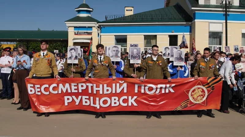 Бессмертный полк на привокзальной площади 