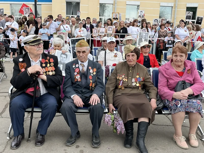 Рубцовск отметил 81-ю годовщину Великой Победы: торжественный марш, Бессмертный полк, концерт и салют