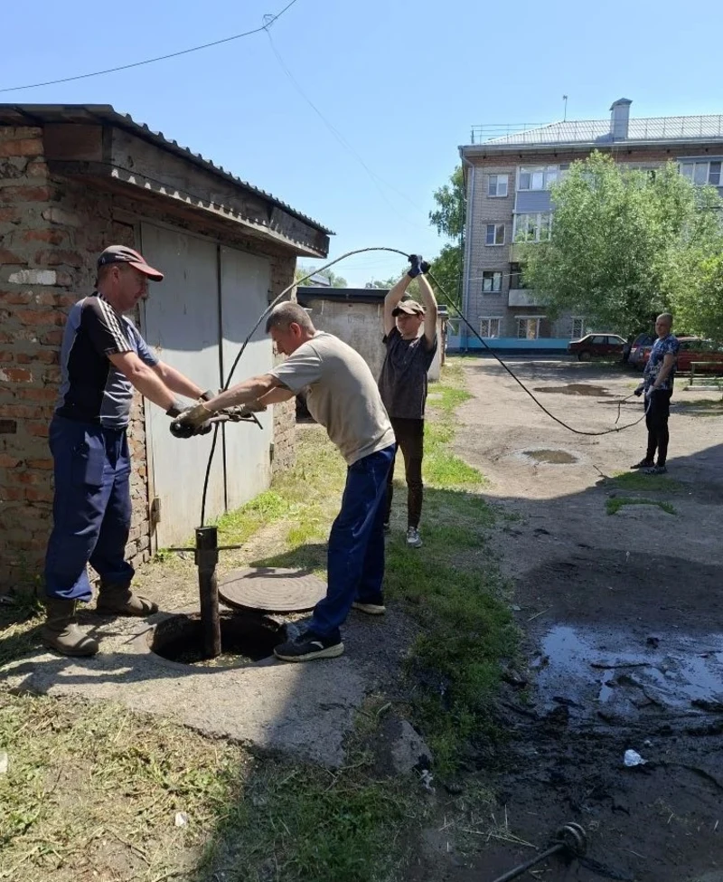 Рубцовский водоканал продолжает рабы по устранению засоров на канализационных сетях города