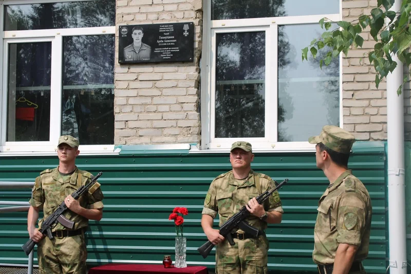 В школе № 15 открыли мемориальную доску Артему Гильмутдинову