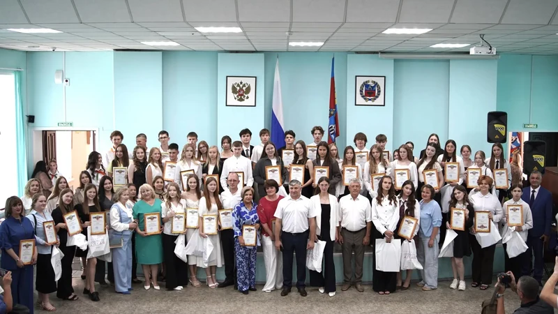 В Рубцовске чествовали  «золотых» выпускников школ города