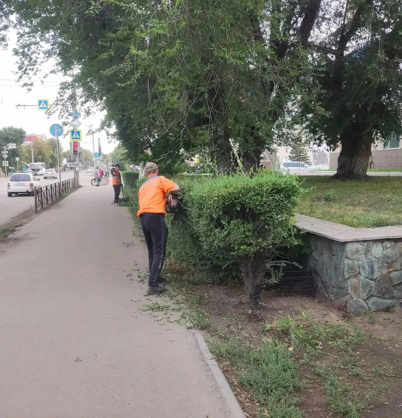 Коммунальщики продолжают наводить порядок на улицах Рубцовска