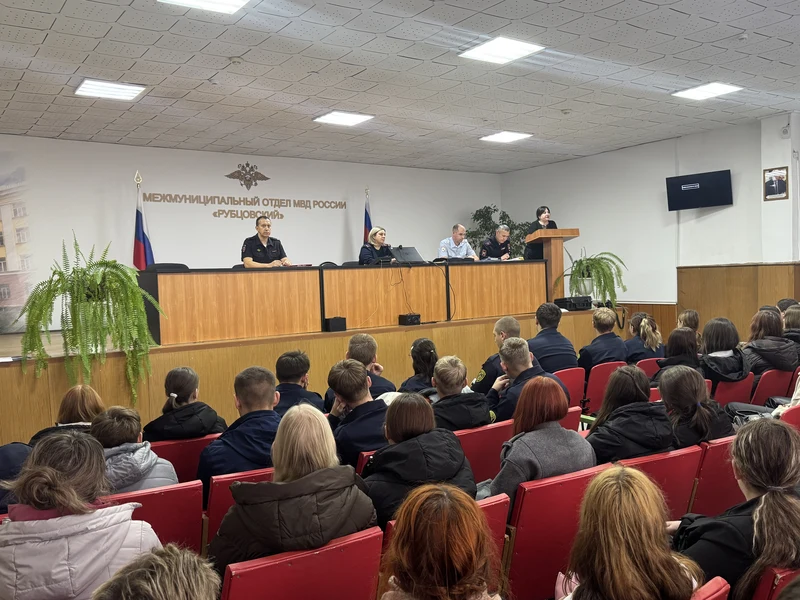 В Рубцовске полицейские провели день открытых дверей для школьников