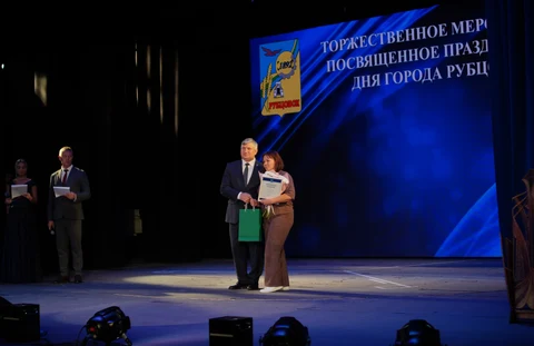 И.А. Башмаков награждает