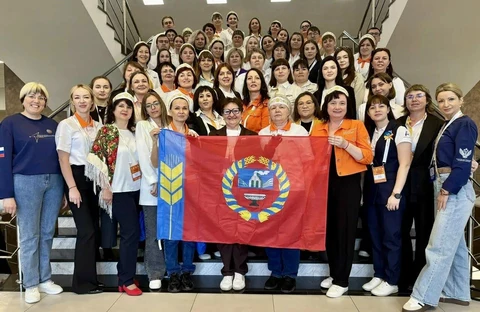 на фото участники форума 