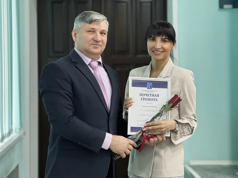 И.А. Башмаков награждает