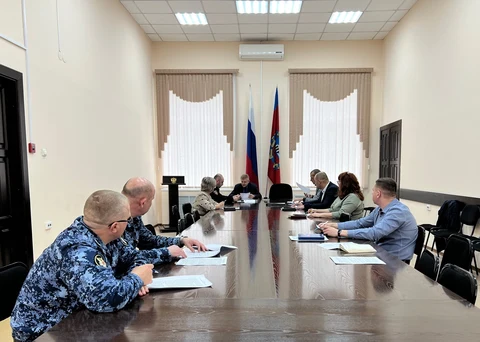 на фото участники заседания комиссии