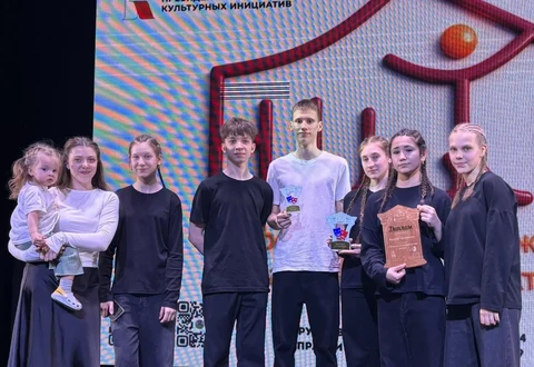 на фото гимназия "Планета детства"