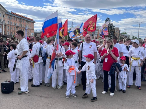 Дети на площади им. Ленина