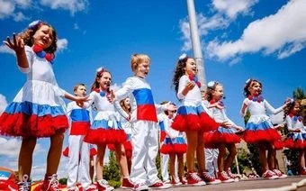 Дети с флагами 