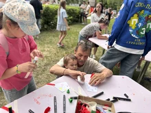 дети делают воздушного змея