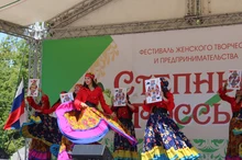 женщины танцуют