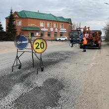 На фото ямочный ремонт, работает техника