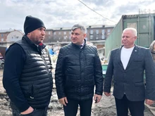 на фото Игорь Алексеевич Башмаков и представитель подрядной организации 