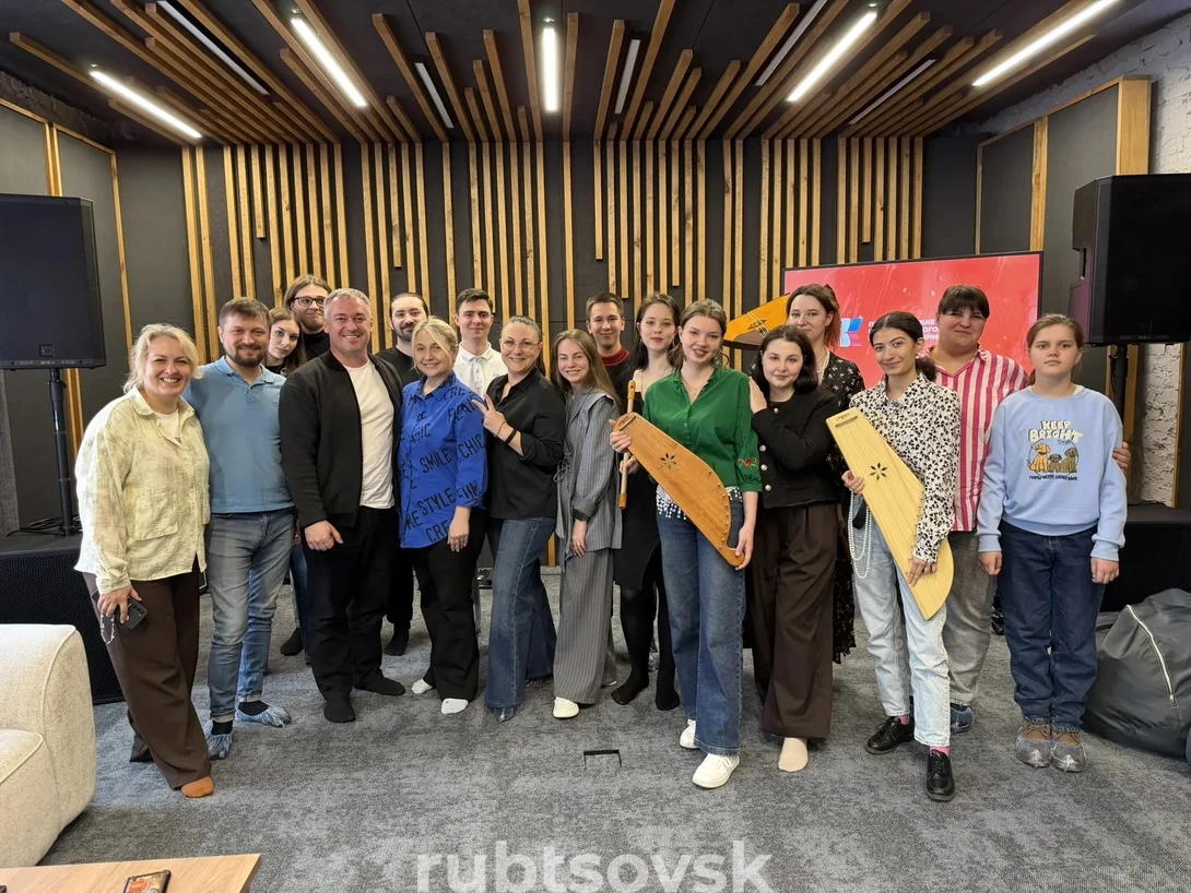Общее фото участников квартирника в новом пространстве «Лаборатория звука»