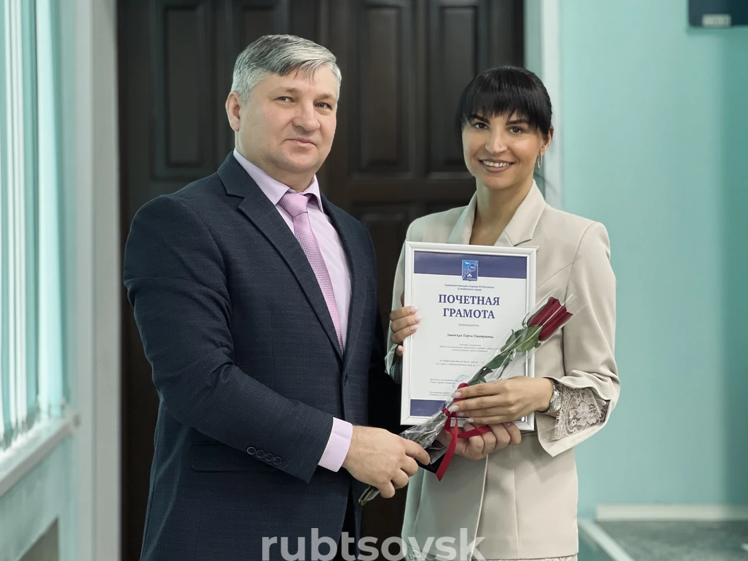 И.А. Башмаков награждает