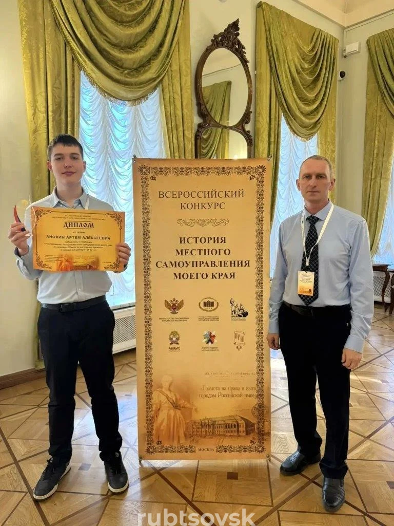 на фото Артём Анохин