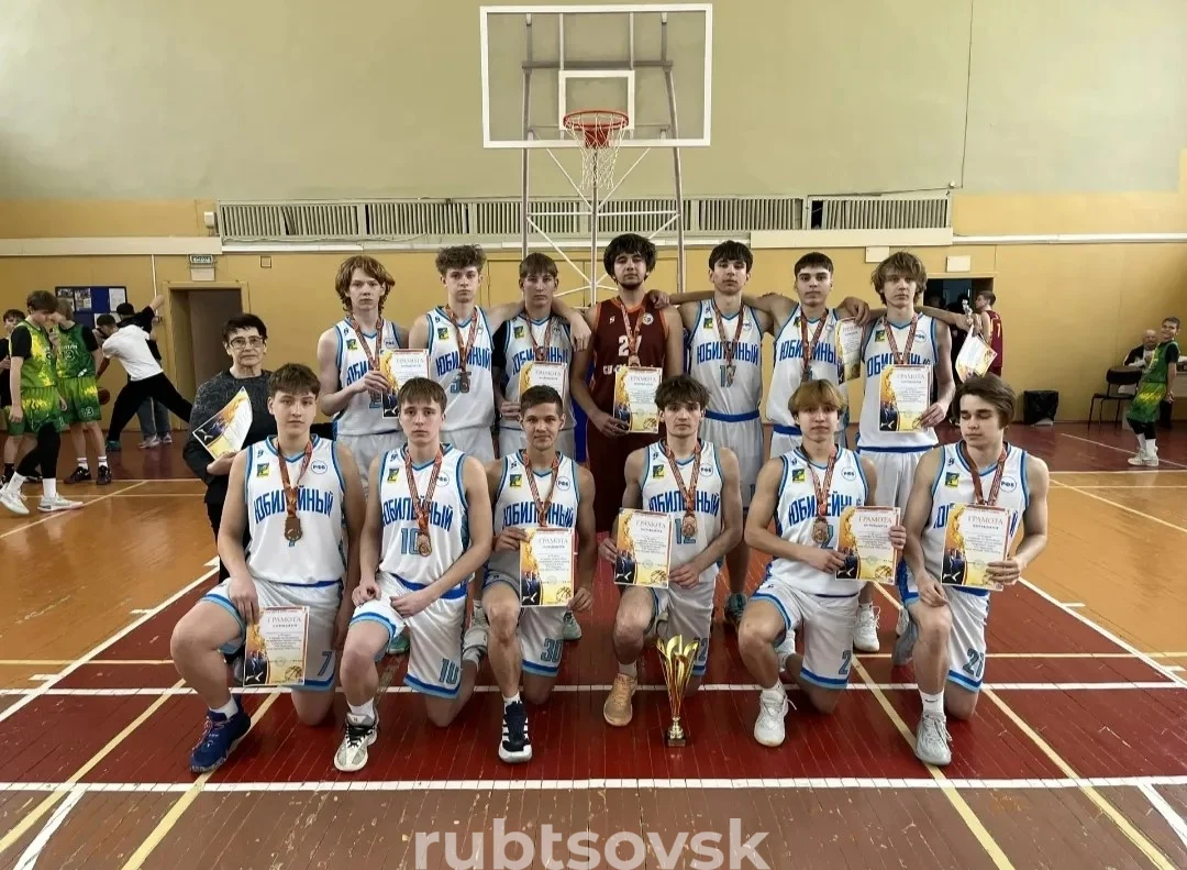 На фото рубцовская команда баскетболистов 