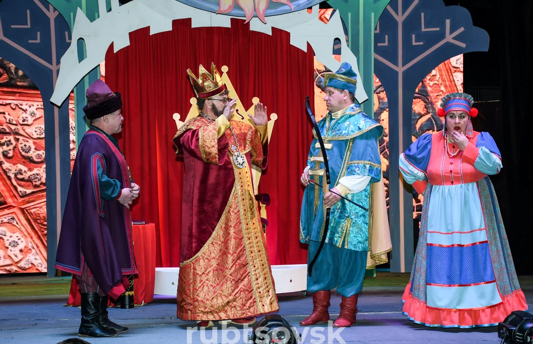 Артисты спектакля на сцене