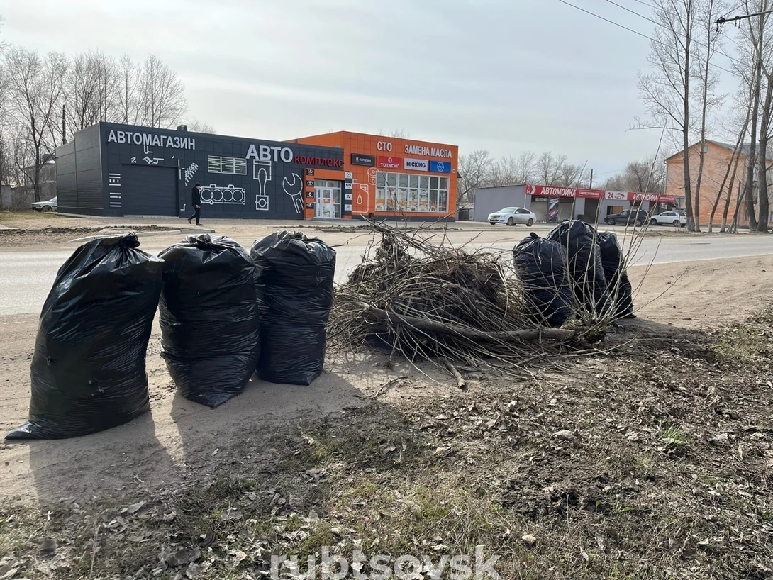 На фото кучи мусора